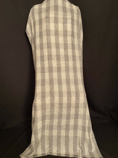 Scarf made of 100% cashmere. with checkered pattern.+-200x80 cm. 436.