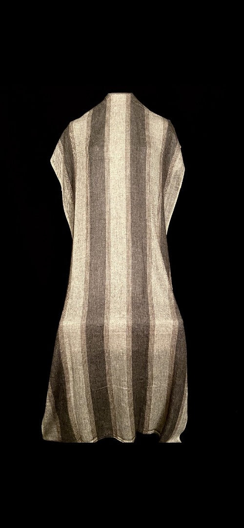 Scarf made of 100% cashmere with dark grey stripes. +-200x80 cm.440.