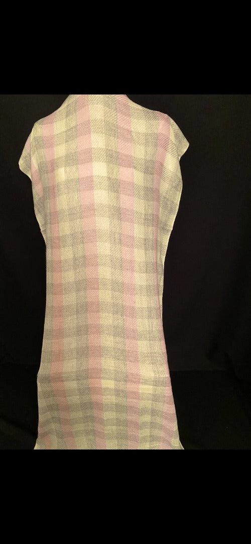 Scarf made of 100% cashmere. with checkered pattern. broken white and light pink. +-200x80 cm. 441.
