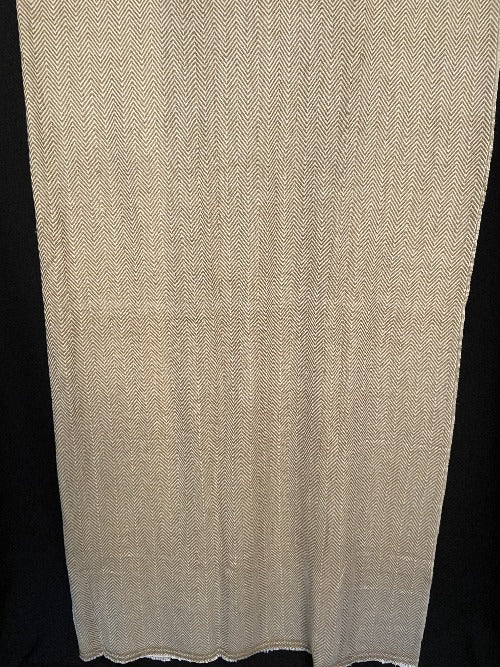Scarf made of 100% cashmere with zigzag pattern. coloured beige. Size: 140x280cm.. 442